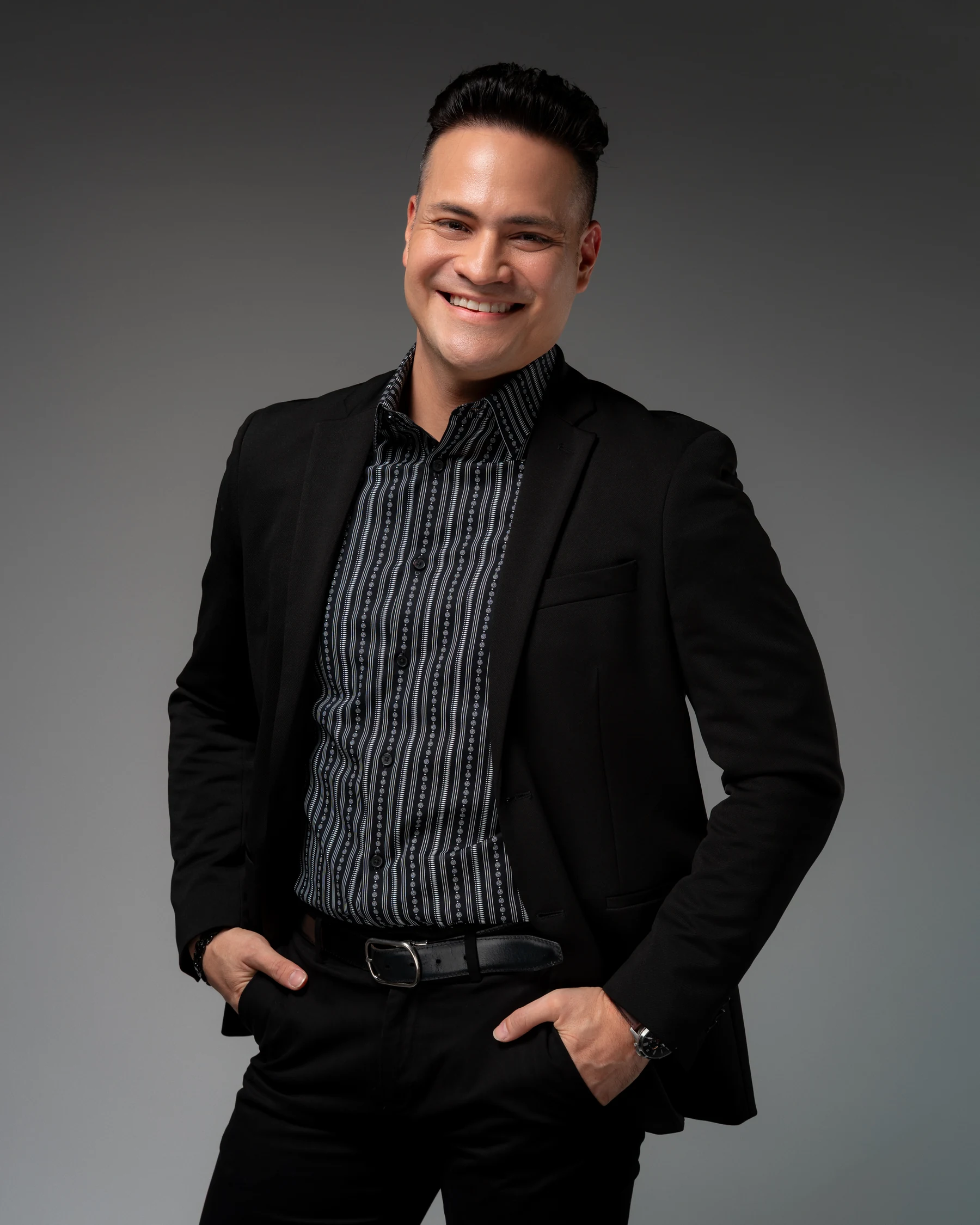 Retrato masculino profesional en traje oscuro