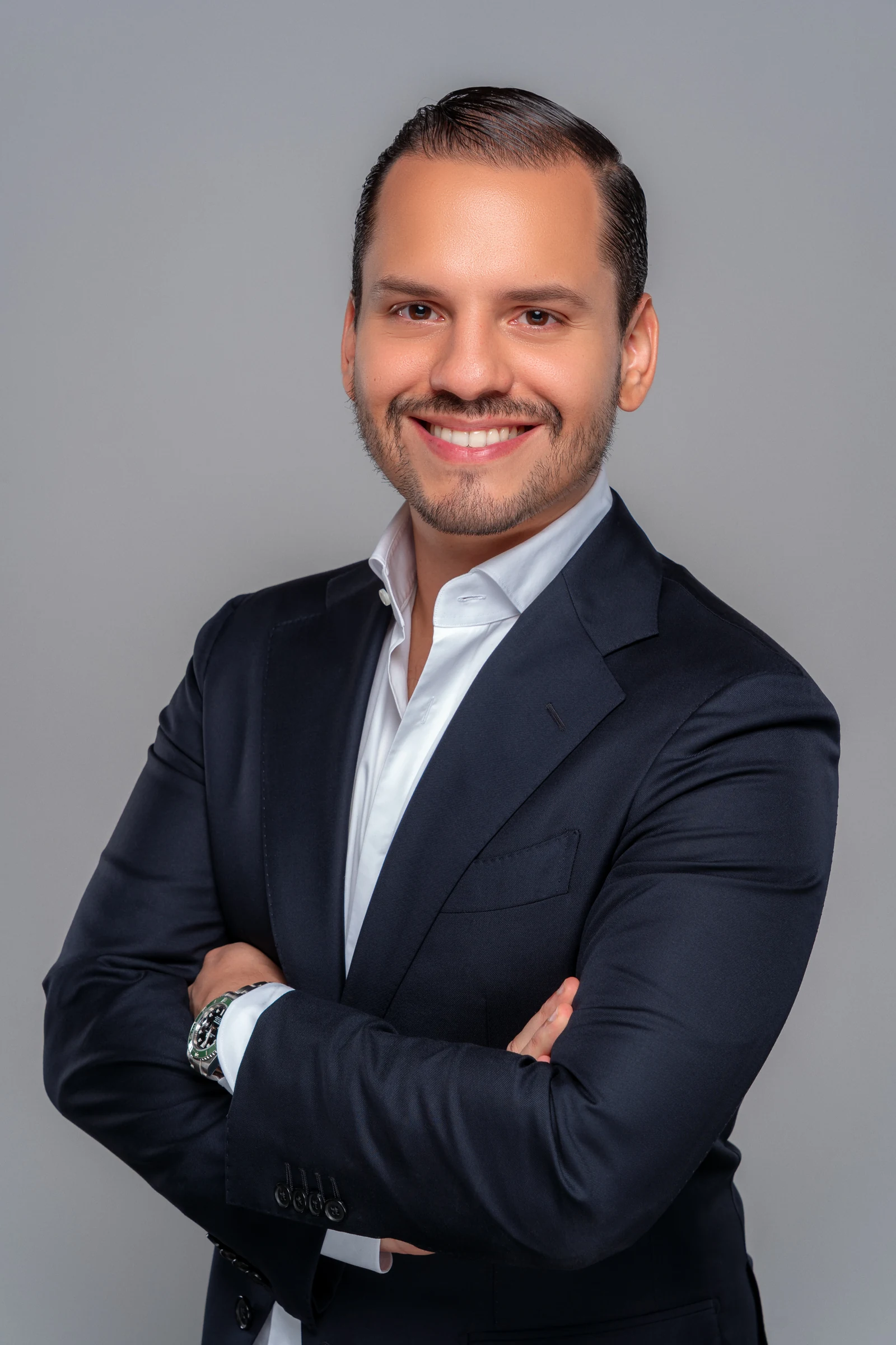 Perfil profesional masculino con traje azul