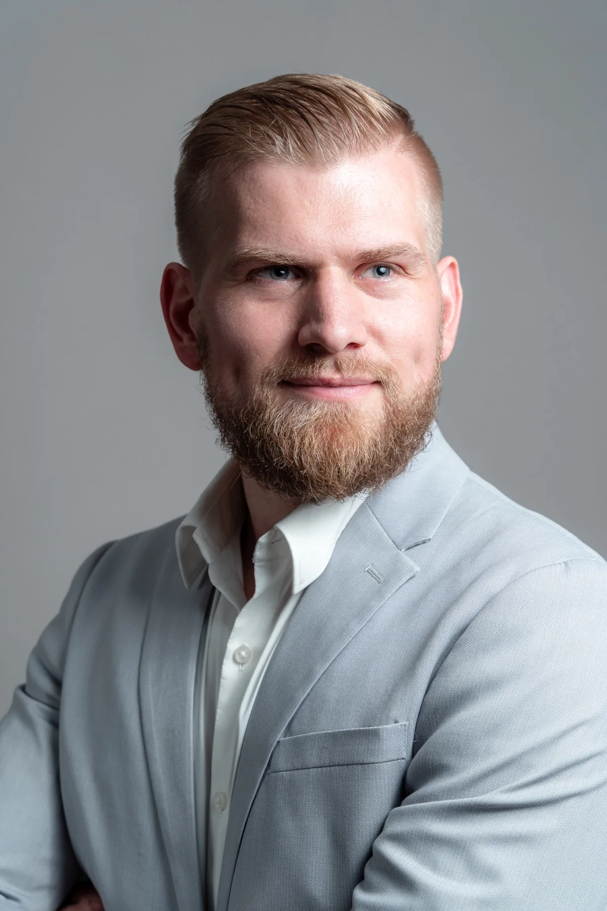 Retrato profesional masculino con traje claro