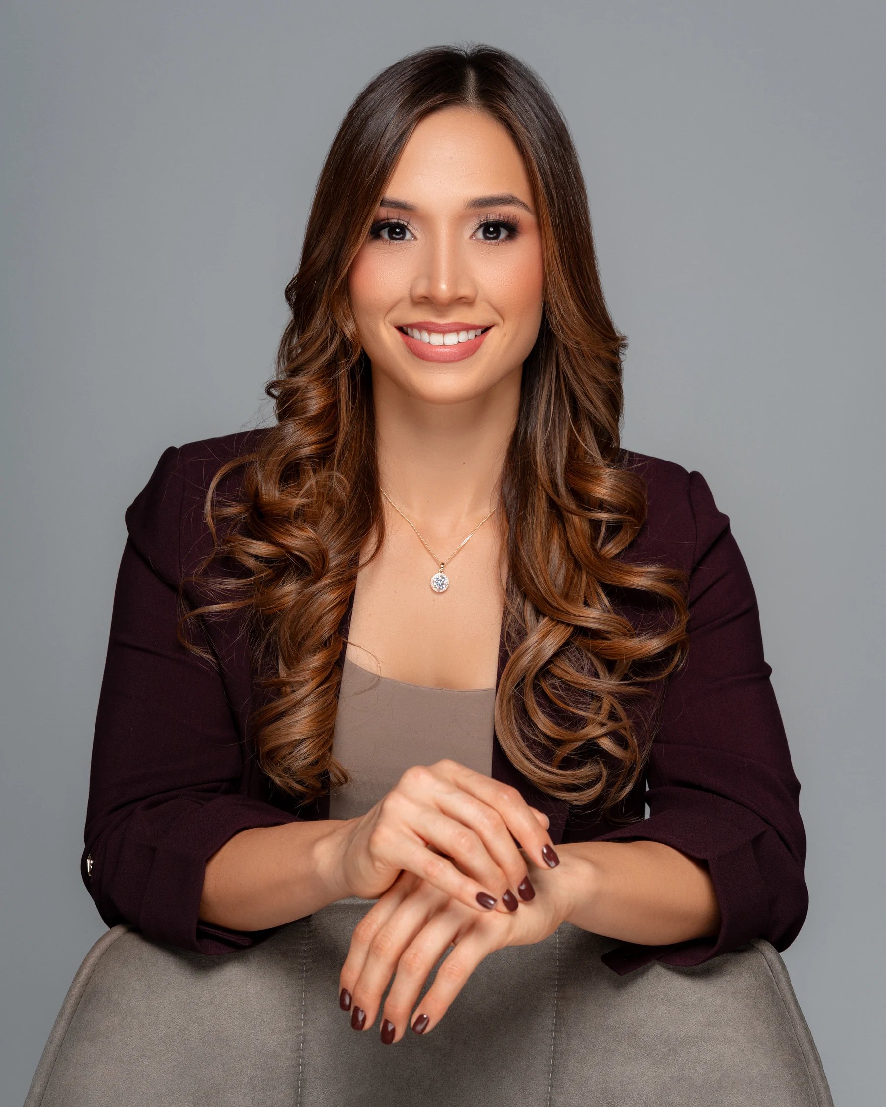 Retrato corporativo femenino con traje rosa