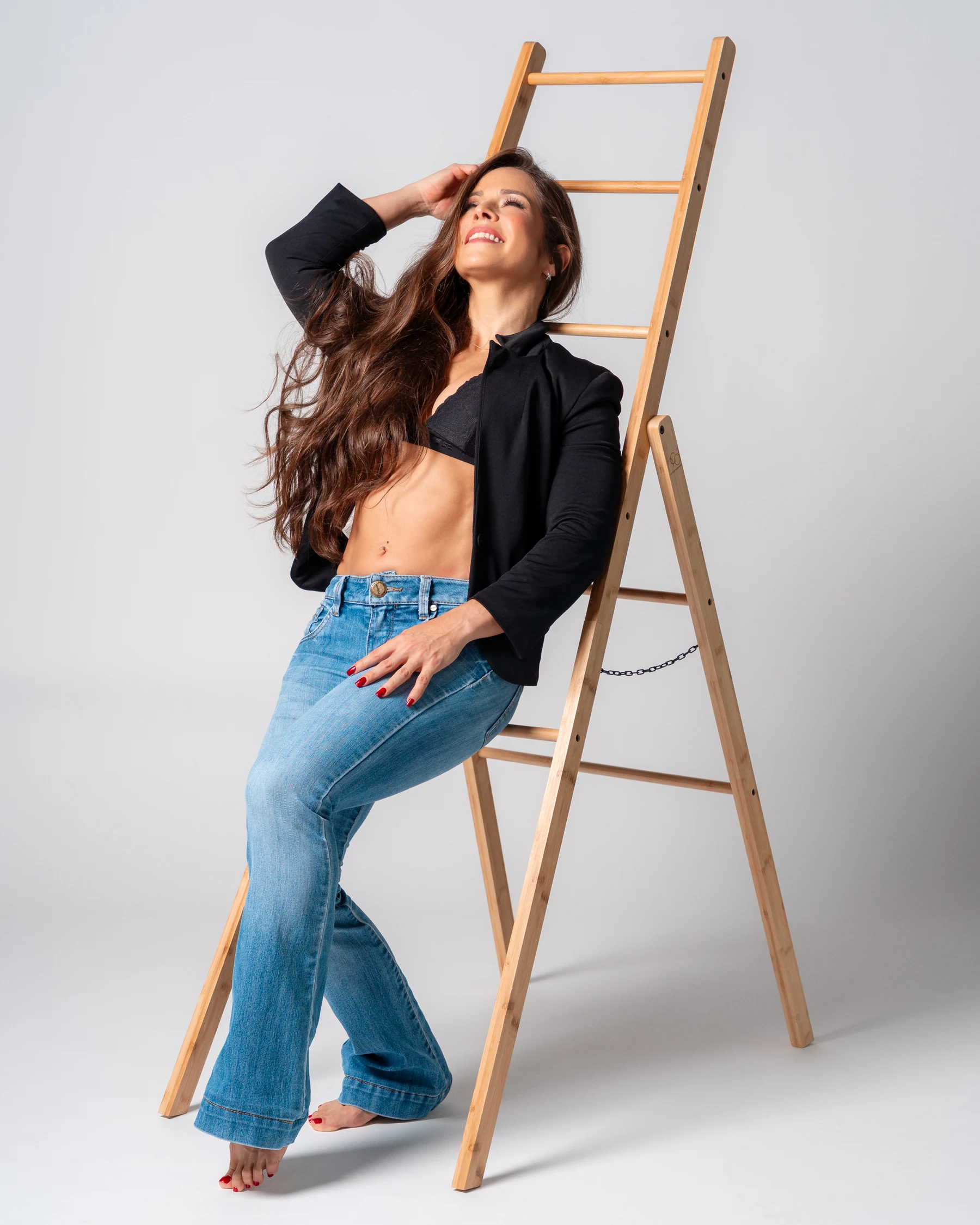 Retrato editorial de cuerpo entero junto a escalera